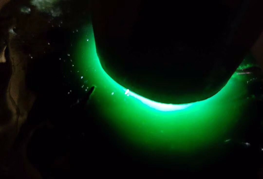 |一块鸡蛋大小的翡翠原石，竟切出玻璃种墨翠，羡煞旁人！