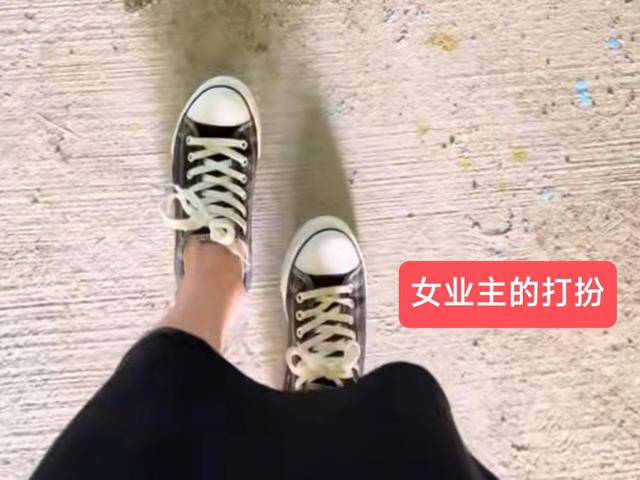 安徽贴砖师傅老婆打扮洋气,业主感到自卑,网友:人家10天赚1万