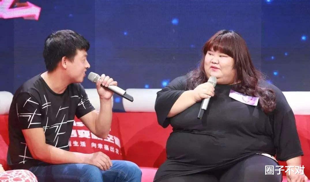 女友太美怕别人抢, 小伙把校花老婆养成330斤, 不能生娃遭婆婆嫌弃