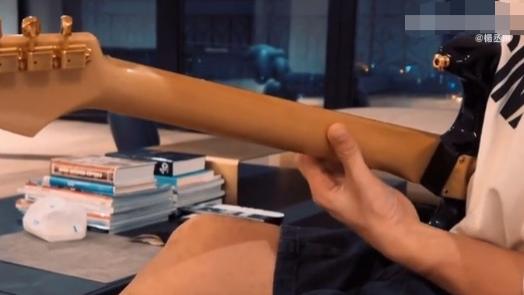 杨丞琳|杨丞琳偷拍李荣浩弹吉他，一边吐槽吵一边点赞，花式秀恩爱好甜蜜