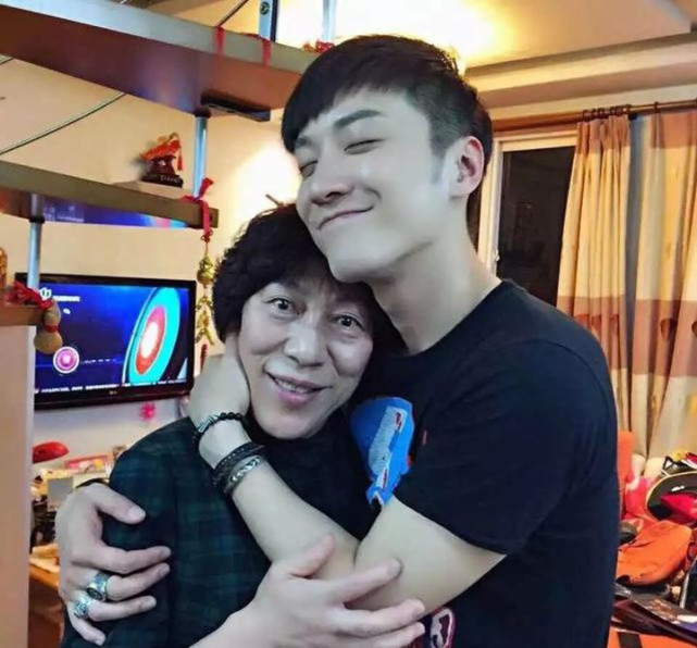 乔任梁|乔任梁离世五年父母近况曝光,黑眼圈太重惹担忧,乔爸暖心回复