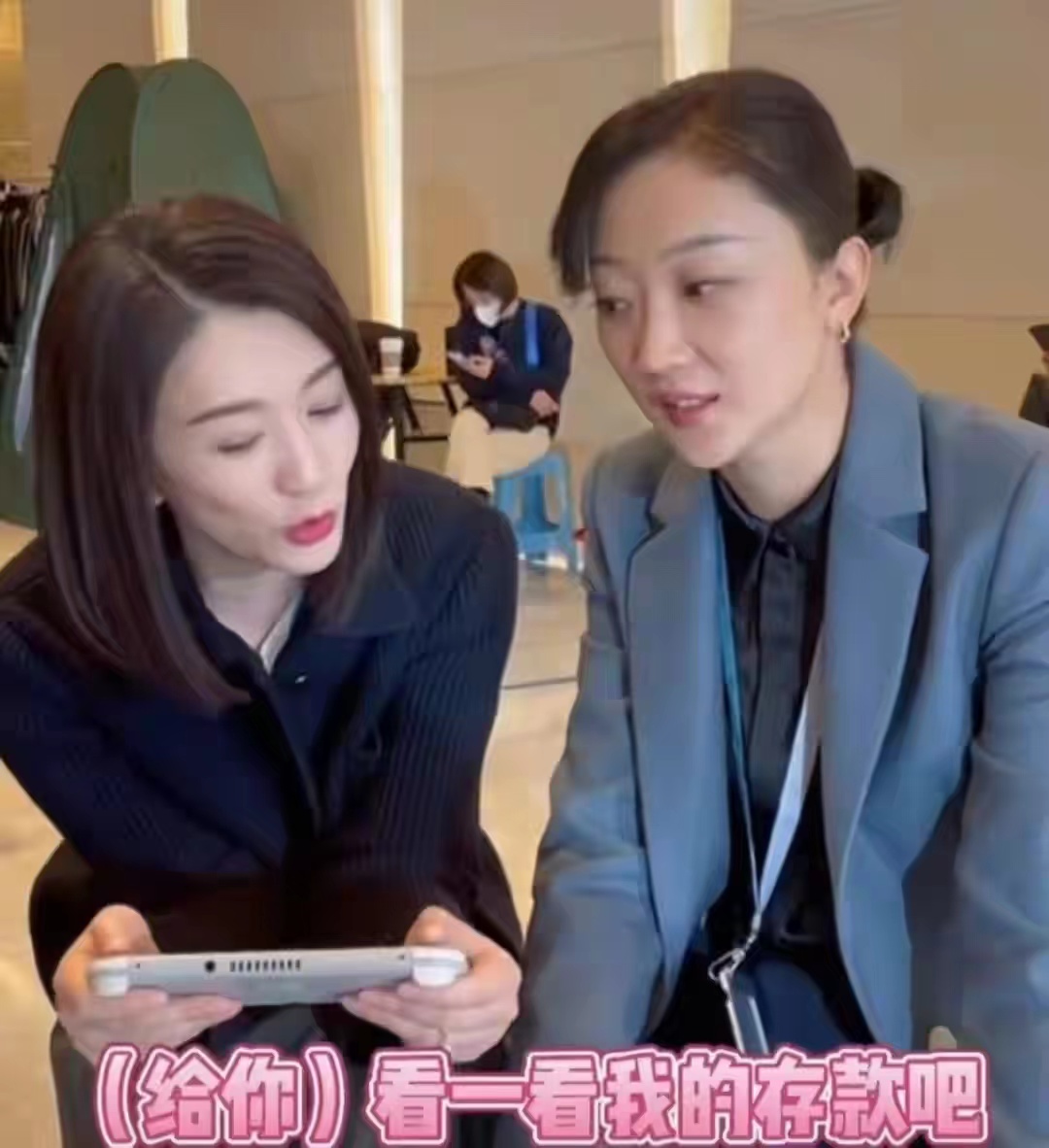 车晓|车晓瘦得越来越过分了!穿低领衣骨骼分明太违和,浑身上下头最大