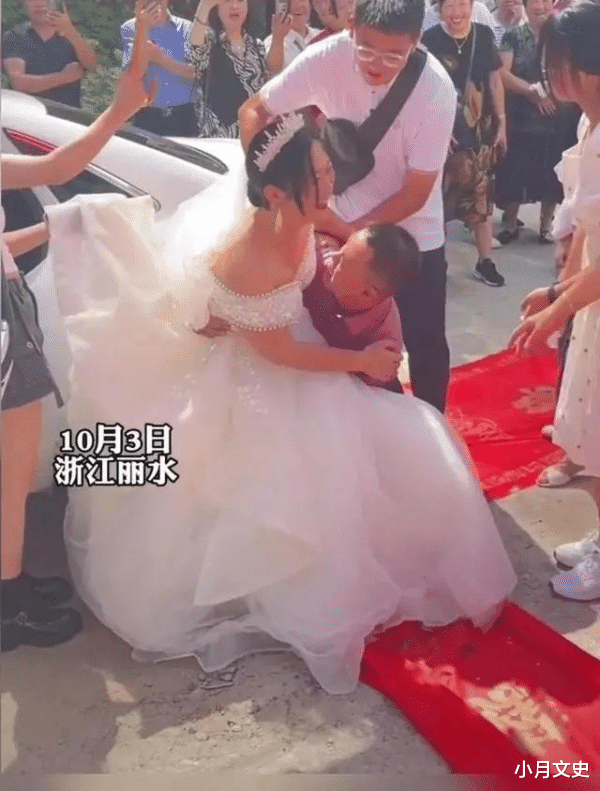 14岁儿子抱着38岁的妈妈出嫁，妈妈：感动得流泪，不在乎别人评论
