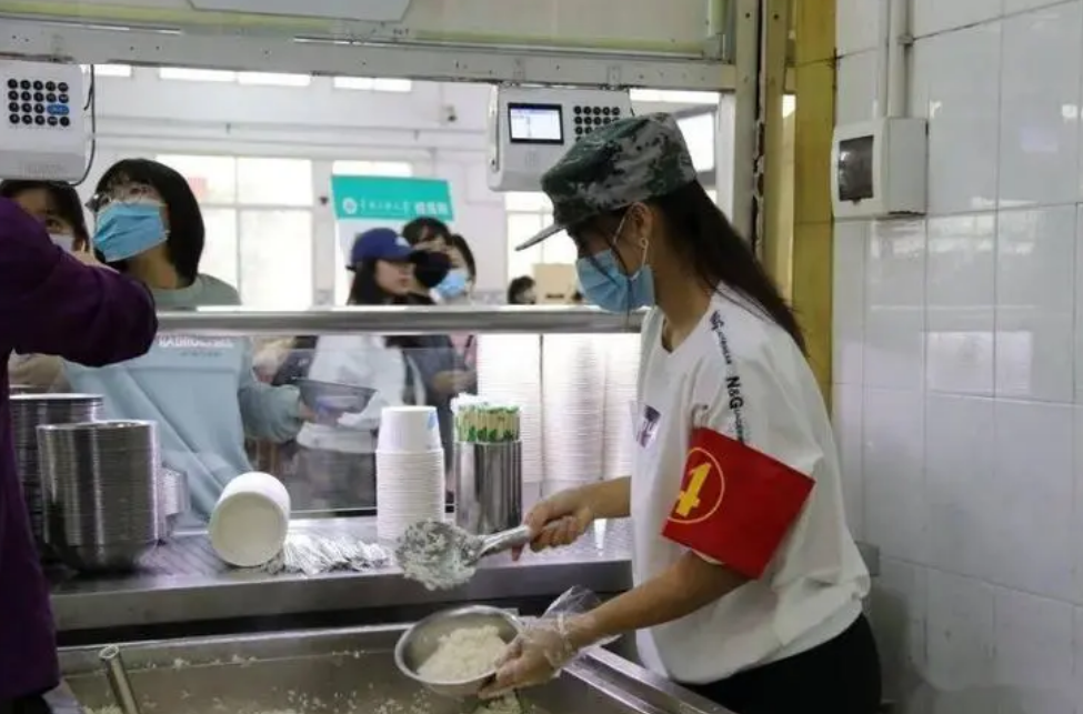 大学生|农村大学生“掏空家底”，大学四年花费18万，家长含泪哭诉现状