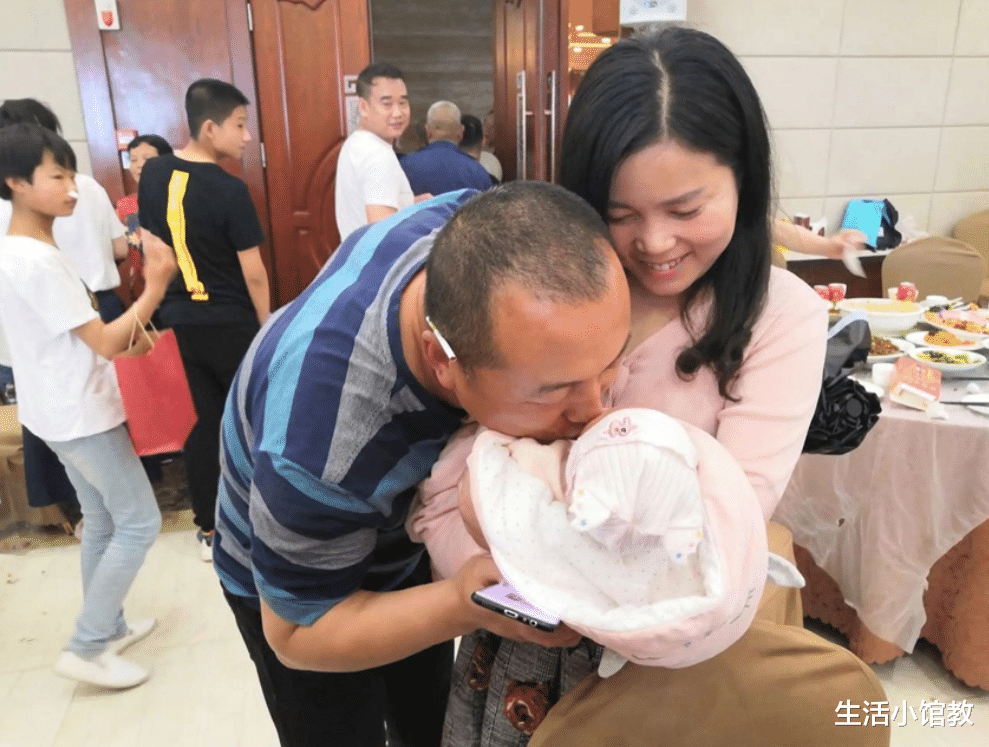 随礼200吃席,你好意思出手?成都舅公家孙子办满月酒,6位同事的行为令人发指!