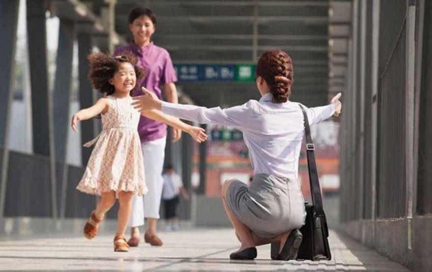 婆婆接孩子晚到10分钟,儿媳妇怒扇其两耳光,称:让她长点记性