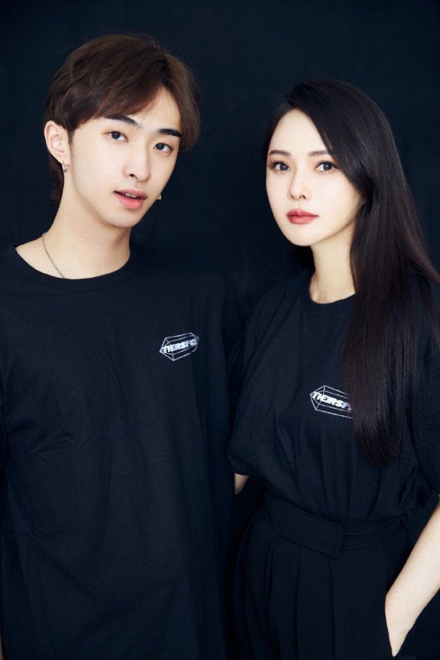 伊能静|?伊能静20岁儿子热衷女装，晒露肩装配波浪卷造型，比女生还妩媚