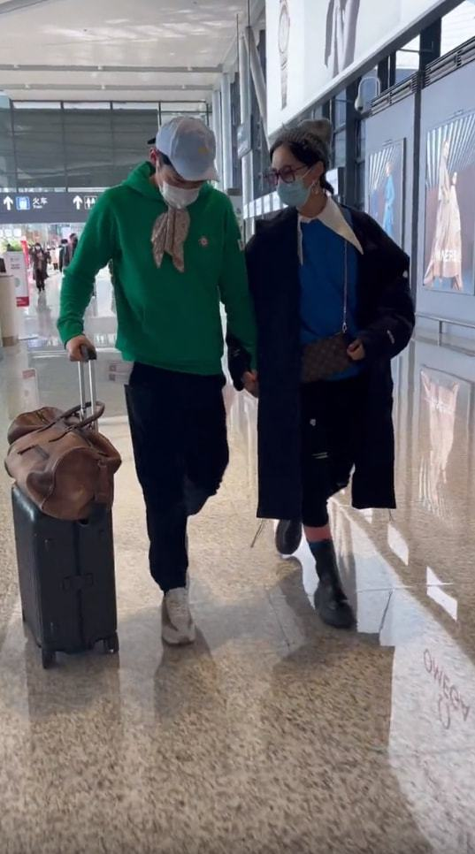贾玲|张歆艺一家三口高调走机场!袁弘穿绿卫衣扮嫩,3岁儿子个头不小