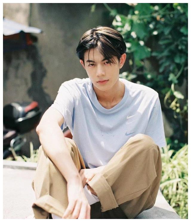 王思聪|王思聪带5美女搓澡被拍!穿百万球鞋豪气买单,身材单薄消瘦明显