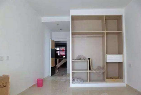 衣柜装修喜欢用免漆板?木工师傅说好装,但行家看了就明白!