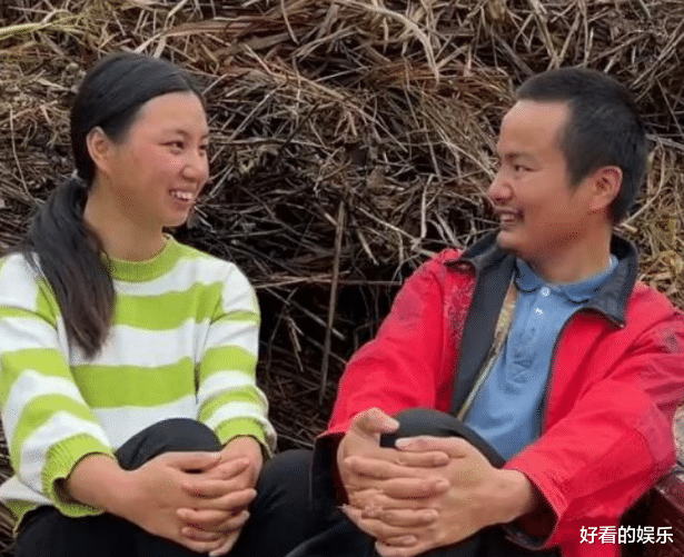 |穿帮了！牛爱芳嗑瓜子时假胡子掉了，小春花孕肚被扒塞着毛巾