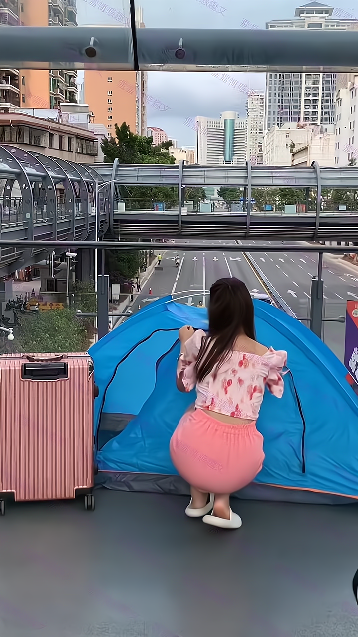 hr|一女子找工作低不成高不就,身无分文,只好在户外搭帐篷居住