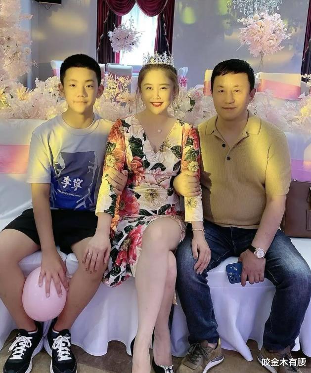 |“长贵”王小宝娇妻怀二胎，吃饭时被丈夫劝酒，孕中期还涂指甲油