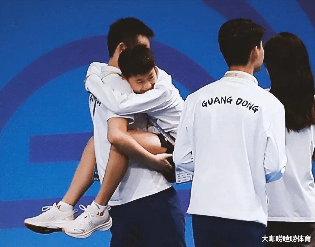 全红婵老家内部曝光:纸箱当衣橱,墙体发霉严重,屋内杂乱无章