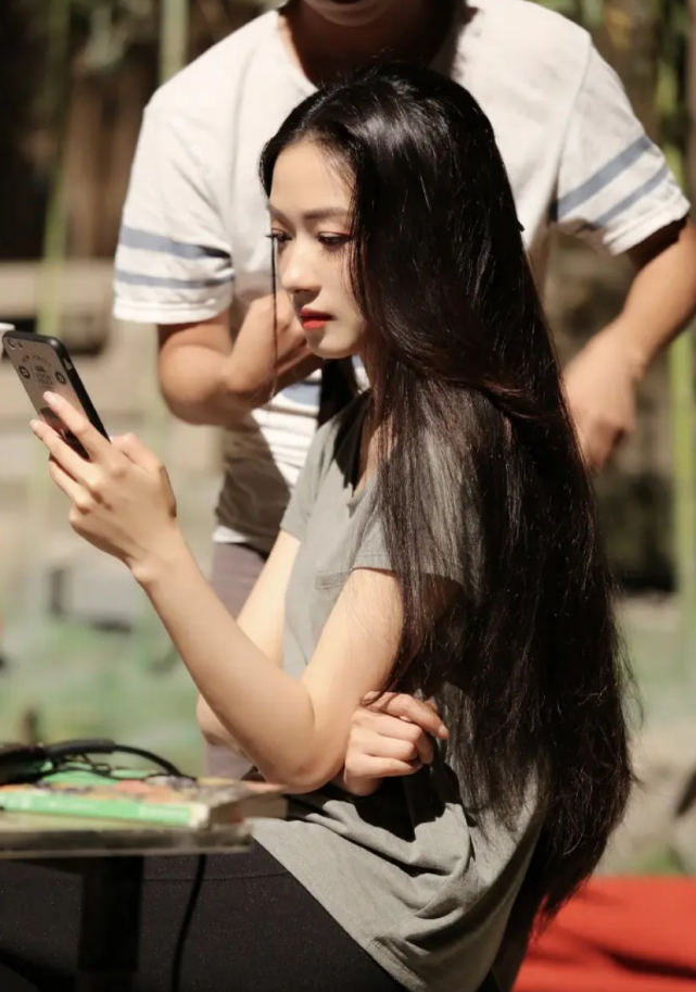 万茜|万茜为女儿庆生高调秀幸福,首晒女儿正脸好漂亮,双眼皮大眼睛