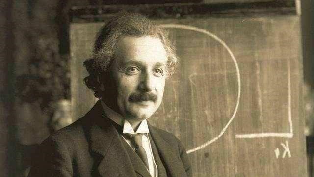 50亿光年外，天文学家发现星系一分为二，爱因斯坦又对了？