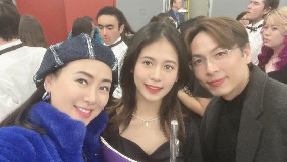 翁虹|翁虹携丈夫看女儿美国演出，16岁女儿穿小黑裙表情淡定，母女俩五官一样