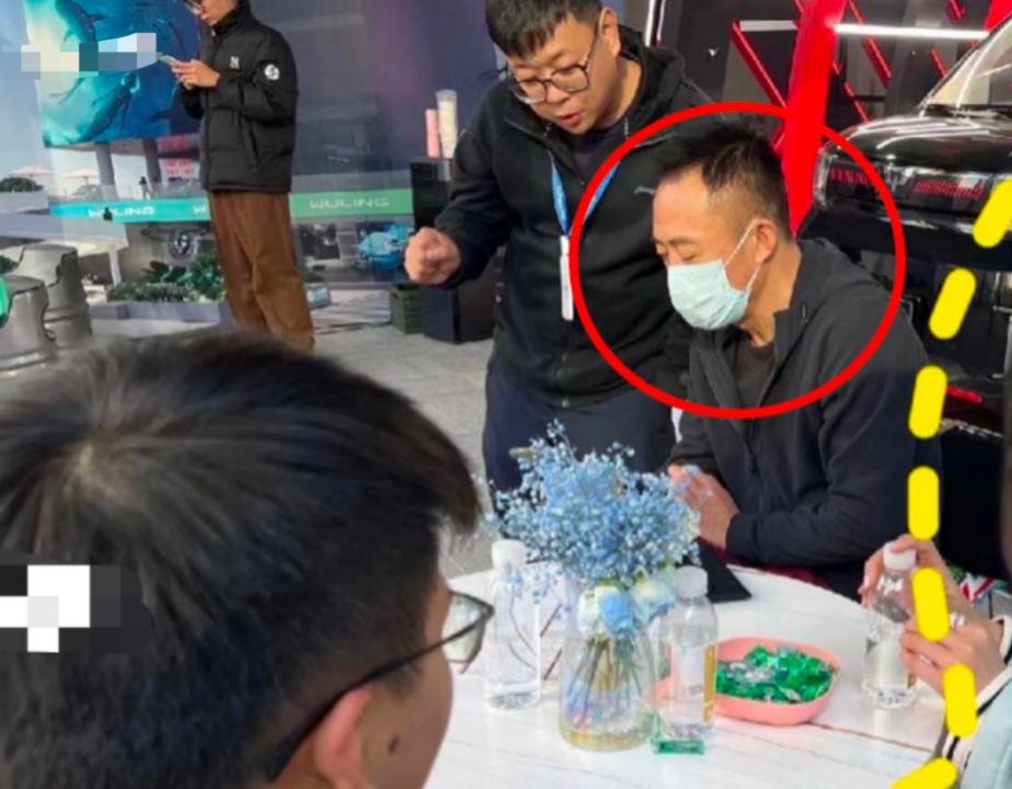 侯勇|侯勇带娇妻买5万元轿车，当场试驾打扮低调，女方小腹凸起疑怀孕