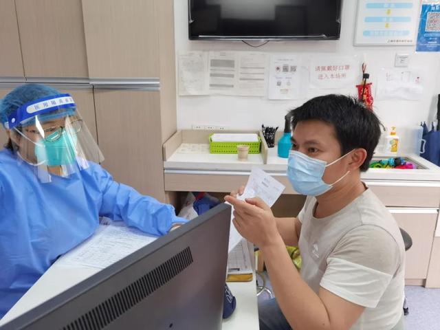 |撸袖献热血！来沪求职的小伙昨天走进了这里……