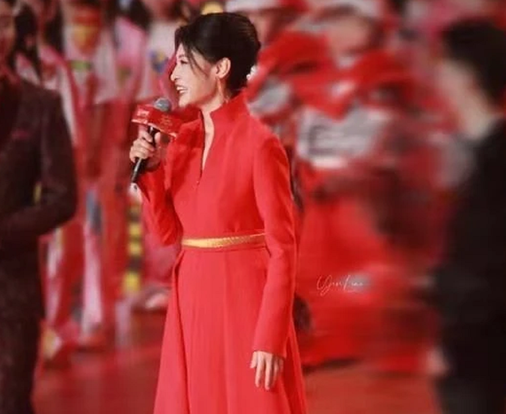 周涛|53岁周涛怎么可以这么美!穿中国红金龙礼服造型封神,央视脸绝了