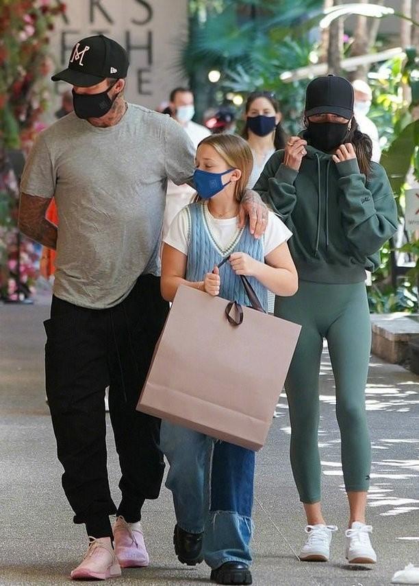 哈珀·贝克汉姆|贝克汉姆带女儿小七逛街！贝嫂怕冷还在穿秋裤，还是跟着大嫂漂亮