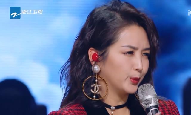 杨坤|终于有人治网红了!明星怒怼业余评委,凤凰传奇:你在教我唱歌?