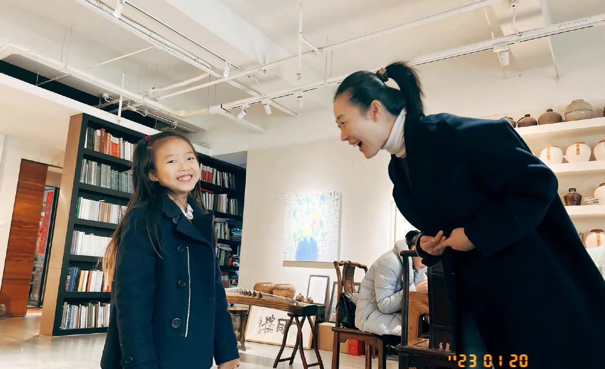 姚晨|姚晨带孩子回老家过年,素颜吃席皮肤松弛,与荧幕形象差距大