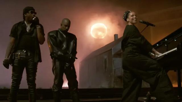 侃爷|官宣离婚后，他把情敌“活埋”了？网友：求求你，别在这发癫！