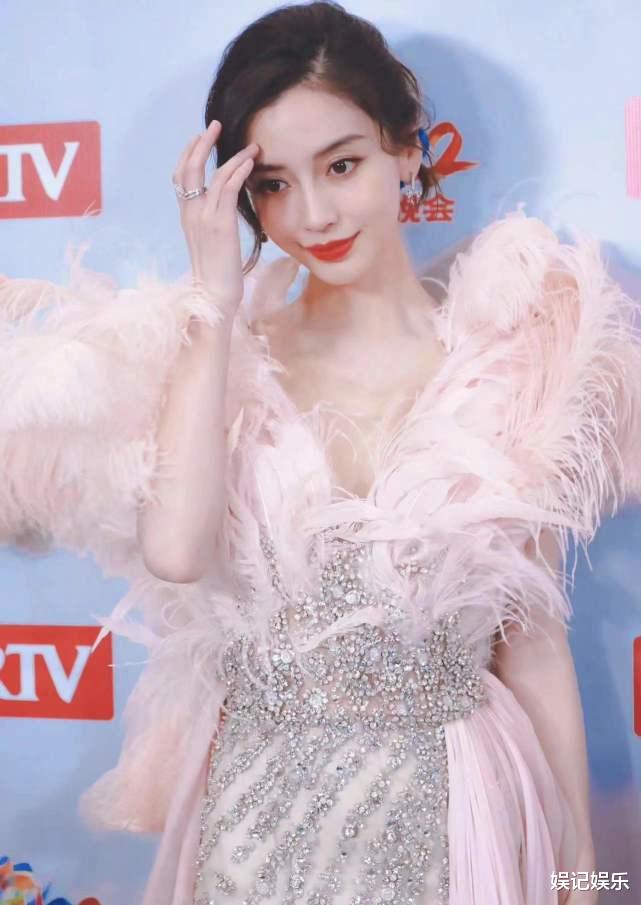 Angelababy|baby戴婚戒放闪后,又穿黄晓明衣服现身,高调撒糖太甜蜜