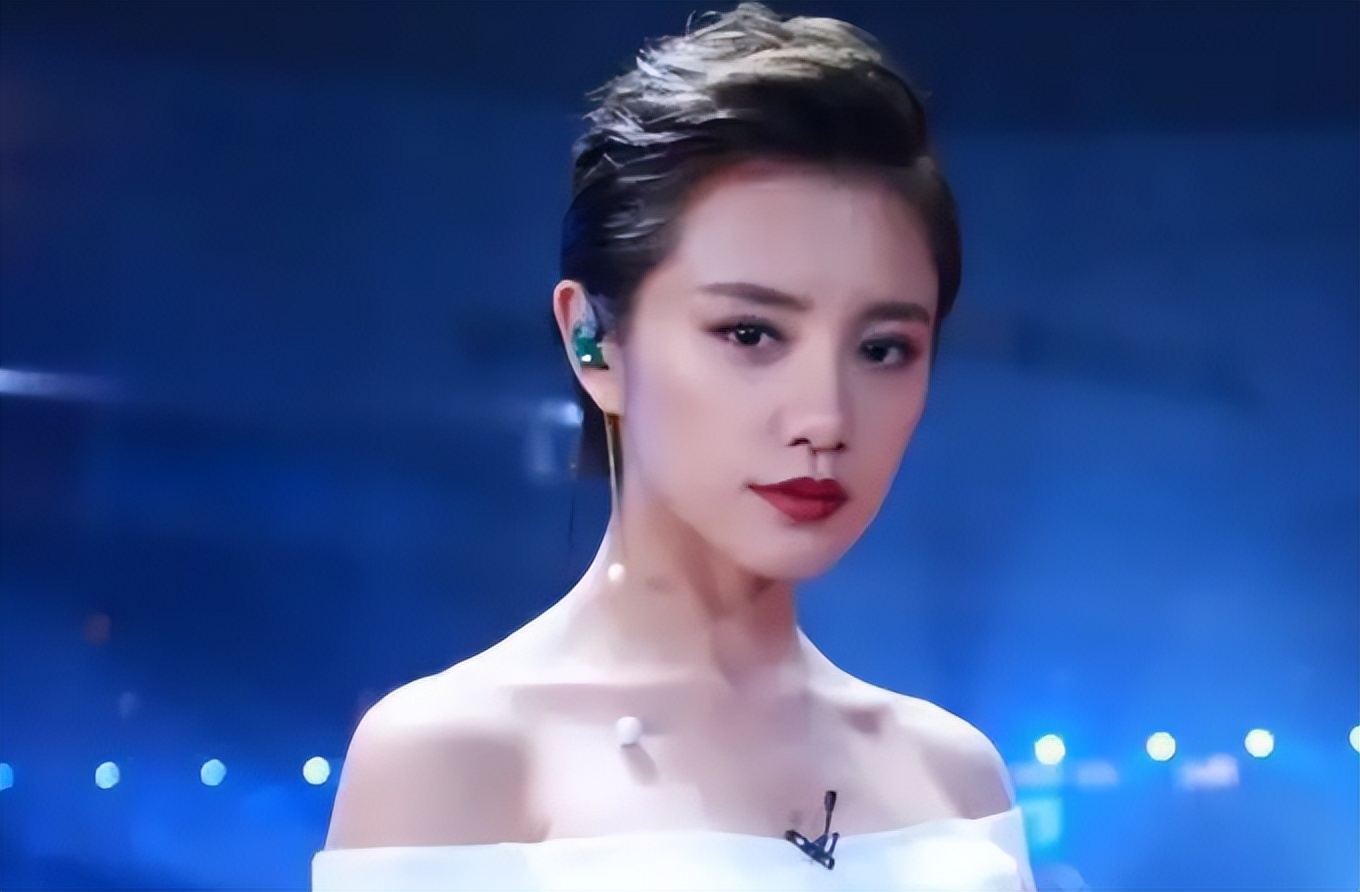 主持人|尹一：主持现场失误，少穿件衣服，同台的张国立硬是60分钟没转头