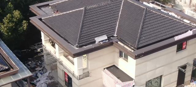 别墅区加盖百平米违建 影响邻居采光通风 投诉人莫名收到祝福短信