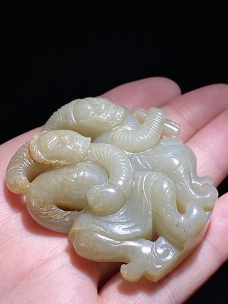 和田玉籽料|元 和田玉籽料 胡人献宝 把件 摆件 中古玉