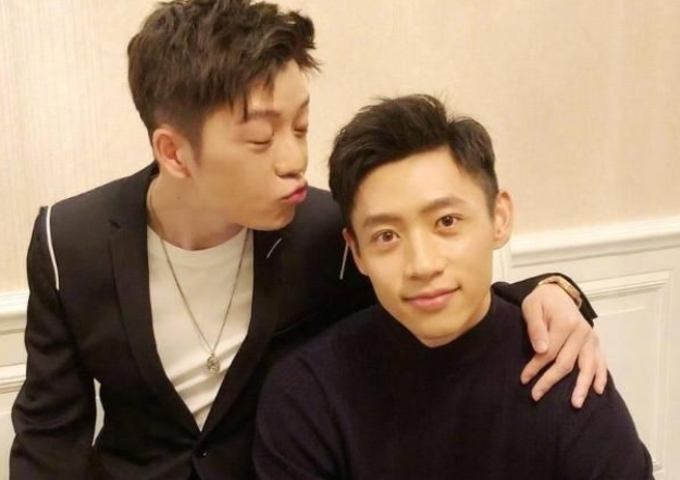 王栎鑫|33岁王栎鑫迎第二春？当街十指相扣同回酒店，前妻三年剖腹生俩娃