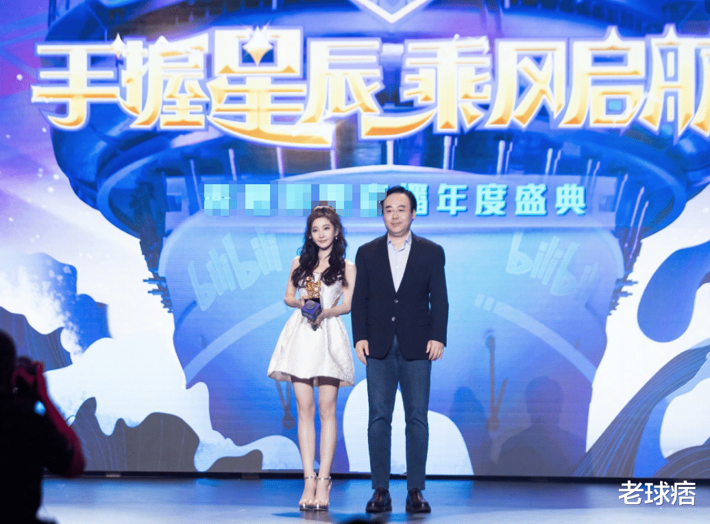 sbs|冯提莫获陈睿亲自颁奖,后台合影默契十足,获年度总冠军未来可期