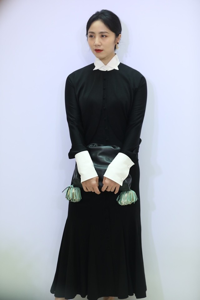 金·卡戴珊|黄磊老婆穿黑裙也不老气,看着挺端庄,真是被宠成了“小女孩”