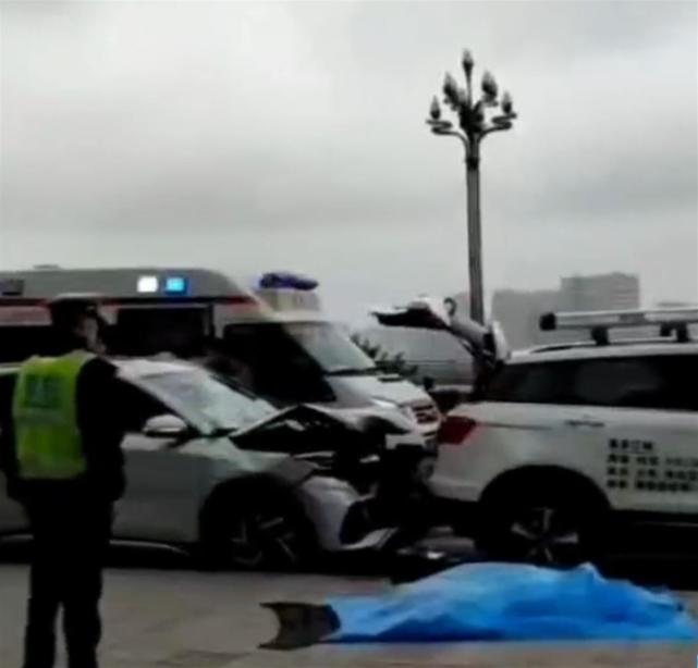 前车女子后备箱取物，后车女司机追尾致其身亡！