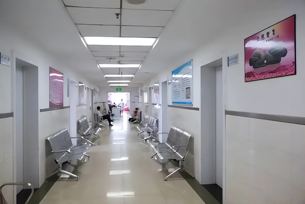 |妻子在厕所内发现女性长发，“阉割”丈夫