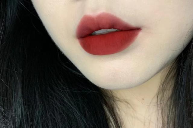 面包 今年春夏最值得买的4支口红,百搭又显白,黄皮买了不亏