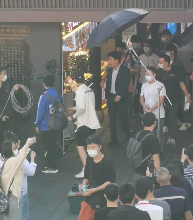 沈翠喜|黄渤工作被偶遇，发福双下巴明显，一身西装好帅气远看腿好细长