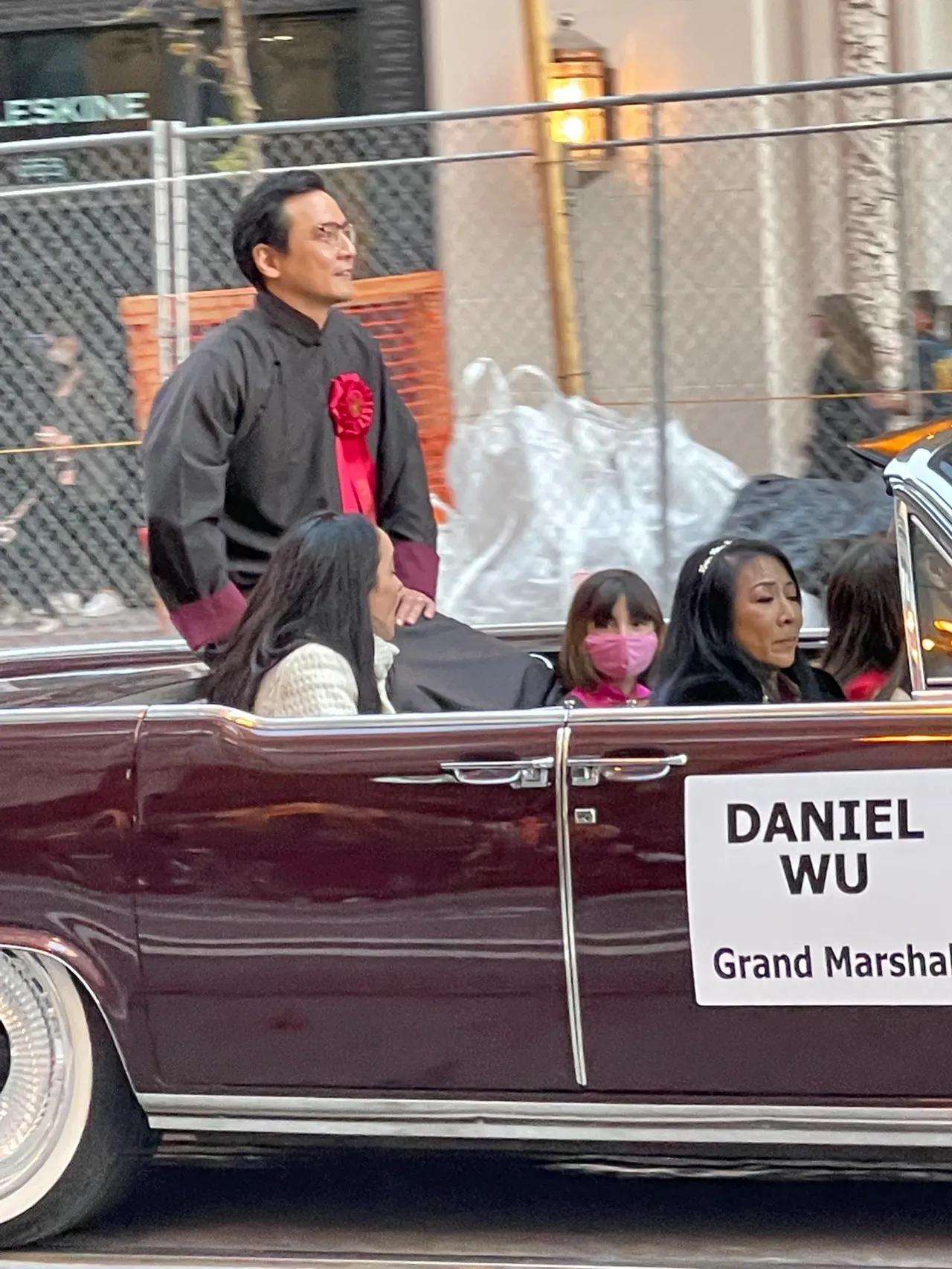 吴彦祖|吴彦祖一家三口参加花车巡游，8岁女儿漂亮似洋娃娃，和妈妈很像