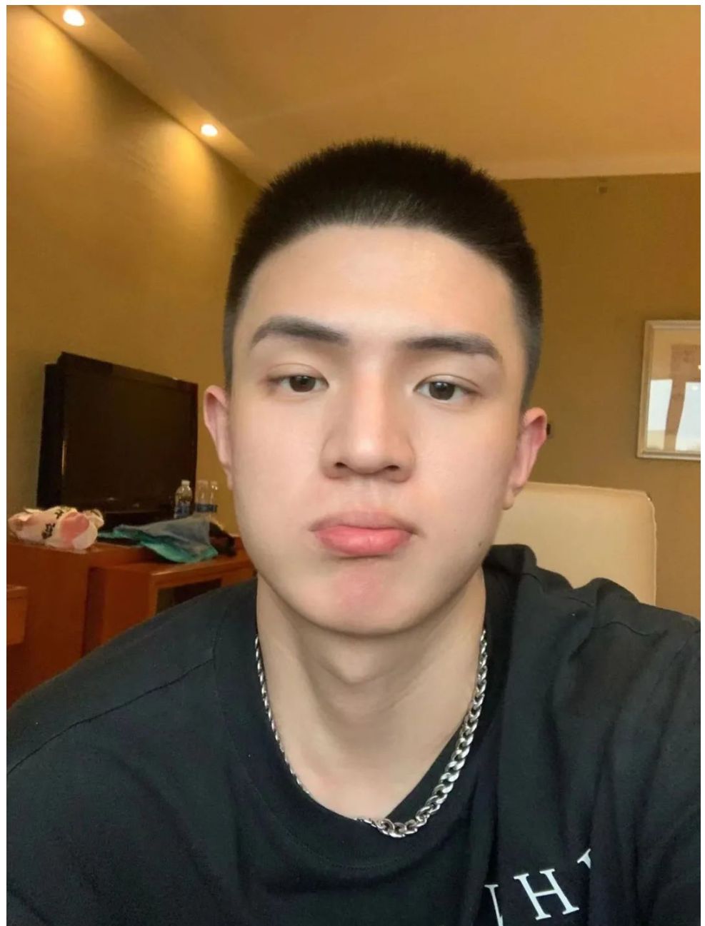 男士发型 今夏爆火男士发型16款，剪短烫烫真帅气，很多男士都在尝试