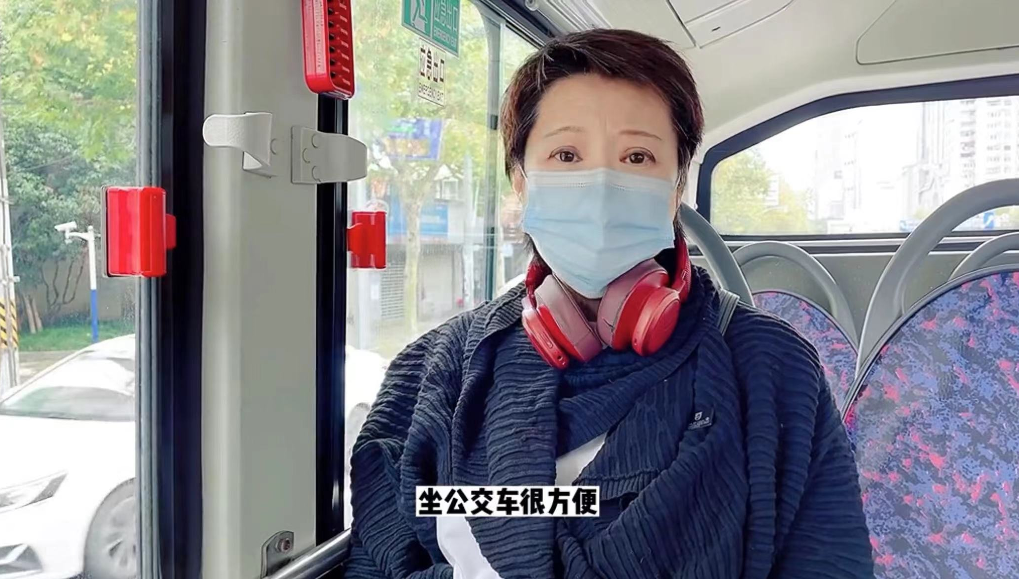 50岁袁立吃路边摊大口嗦粉,上班背超大包坐公交,人来人往无人识