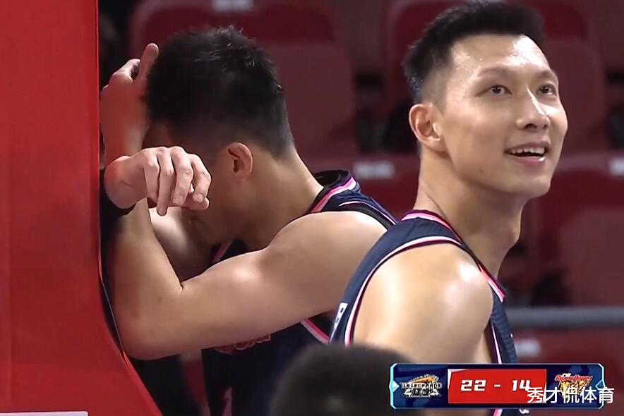 杜锋|易建联开场2犯打乱杜锋战术，无奈极限轮换，莫兰德成战术奇兵