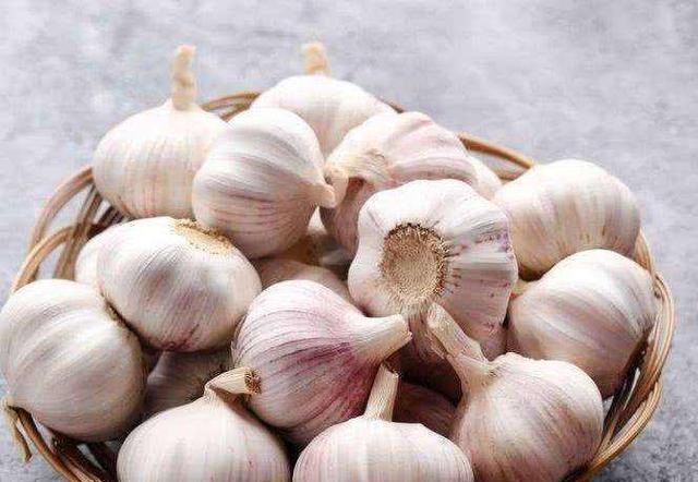 痛风|大蒜在眉毛上擦两下，能够帮助我们解决什么问题？早了解早好