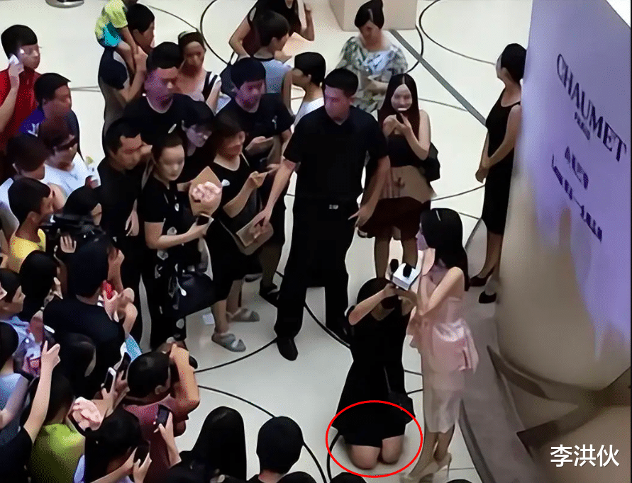 赵露思|赵露思发高烧依旧工作，让助理穿鞋遭骂，好友替其澄清被骂到删文