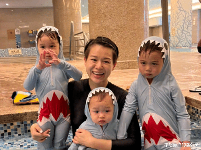 胡杏儿|胡杏儿晒深夜火锅,素颜坐大厅煮牛肉不像明星,透露录浪姐太辛苦