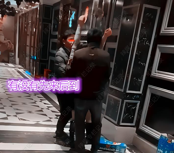 2名光棍汉争1名醉酒女,中年大叔:讲先来后到!我单身43年我优先