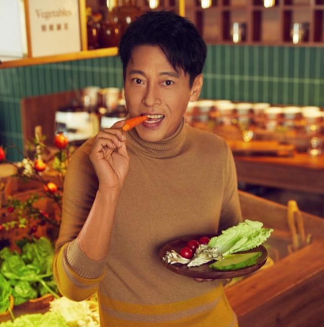 王楚然|明星夫妻为了不变老，坚持28年不吃肉不生子，如今56岁却像65岁