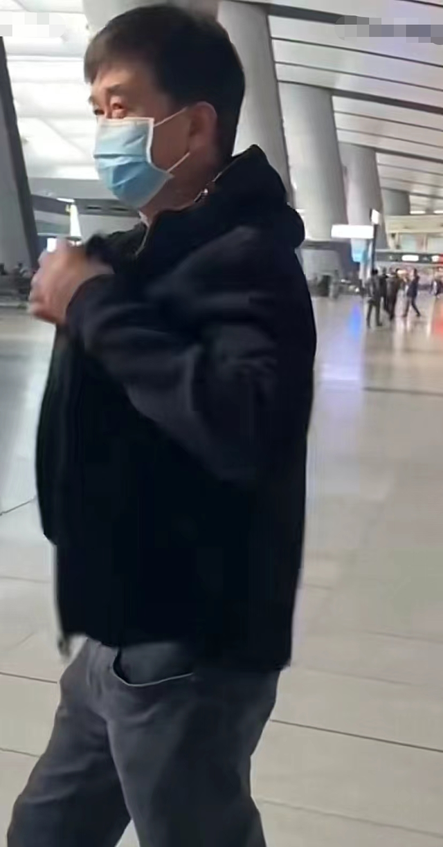 付笛生机场脱衣抓痒惹争议!扭动身体摩擦栏杆,大肚腩突出无人识