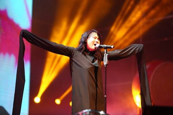 罗琦|47岁罗琦直播哽咽落泪,素颜现身模样大变,家具破旧凌乱生活拮据